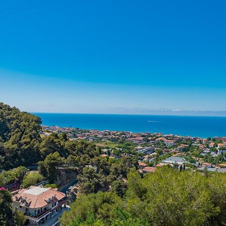 Appartamento Incantevole Con Piscina Vallecrosia Bagian luar foto