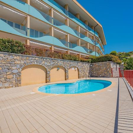 Appartamento Incantevole Con Piscina Vallecrosia Bagian luar foto