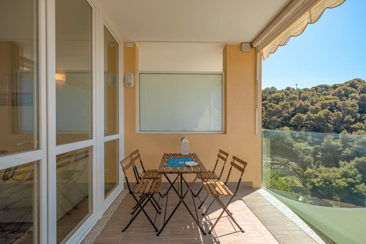 Appartamento Incantevole Con Piscina Vallecrosia Bagian luar foto