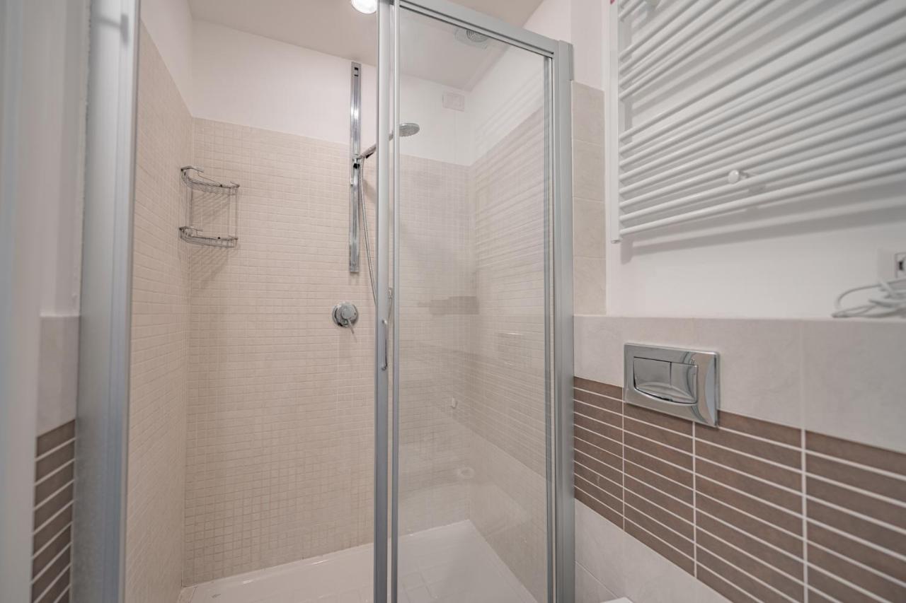 Appartamento Incantevole Con Piscina Vallecrosia Bagian luar foto