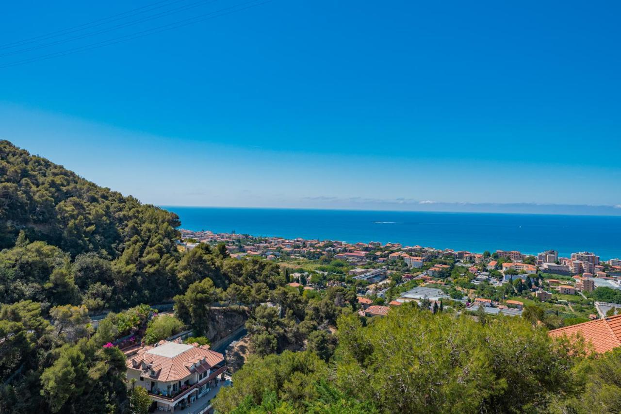 Appartamento Incantevole Con Piscina Vallecrosia Bagian luar foto