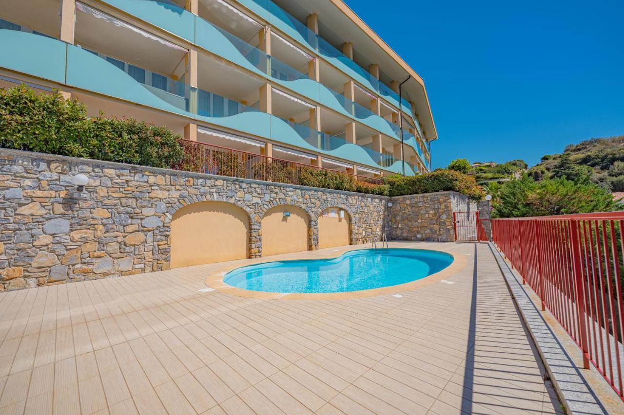 Appartamento Incantevole Con Piscina Vallecrosia Bagian luar foto