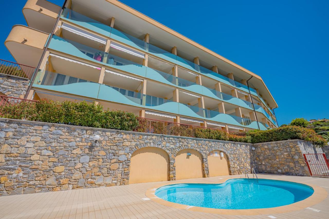 Appartamento Incantevole Con Piscina Vallecrosia Bagian luar foto