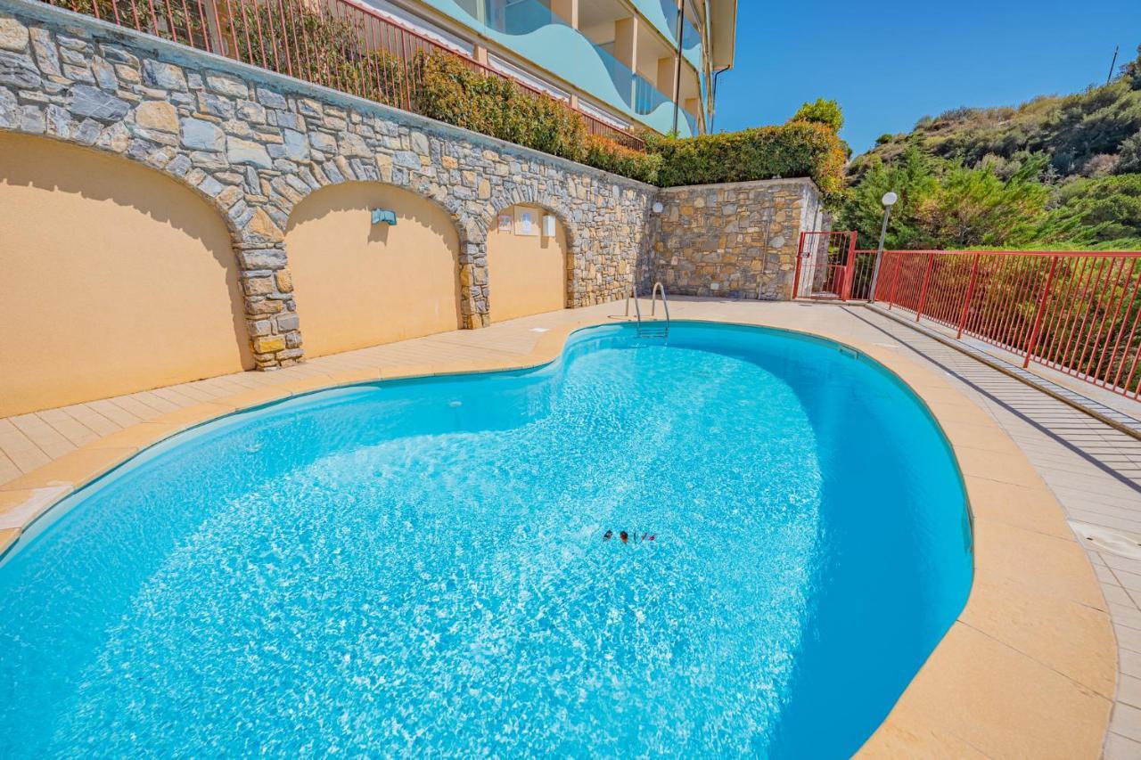 Appartamento Incantevole Con Piscina Vallecrosia Bagian luar foto