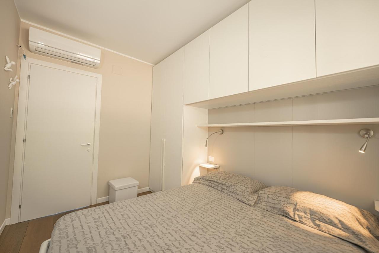 Appartamento Incantevole Con Piscina Vallecrosia Bagian luar foto