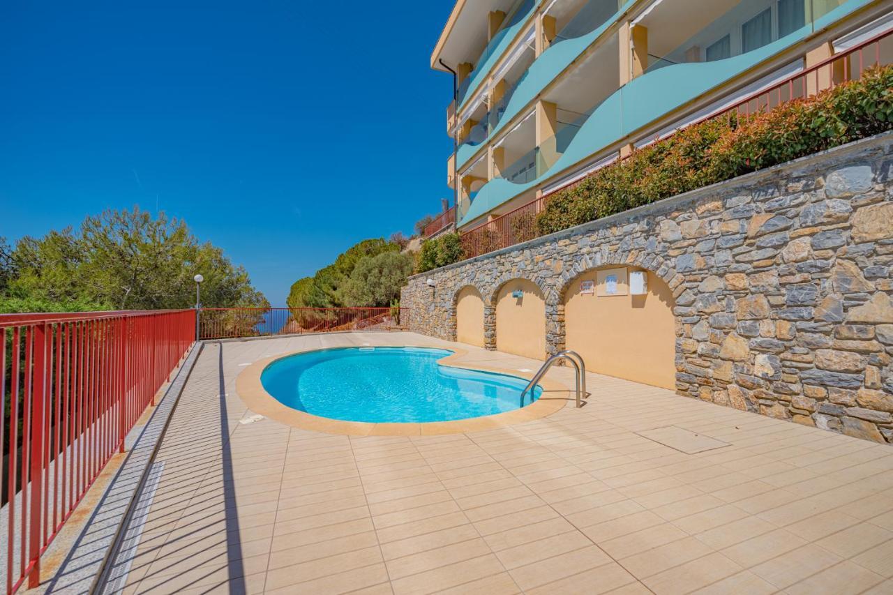 Appartamento Incantevole Con Piscina Vallecrosia Bagian luar foto