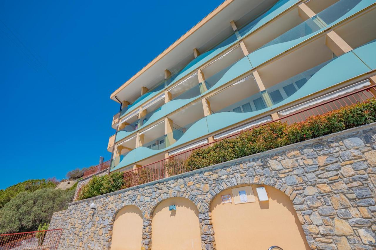 Appartamento Incantevole Con Piscina Vallecrosia Bagian luar foto